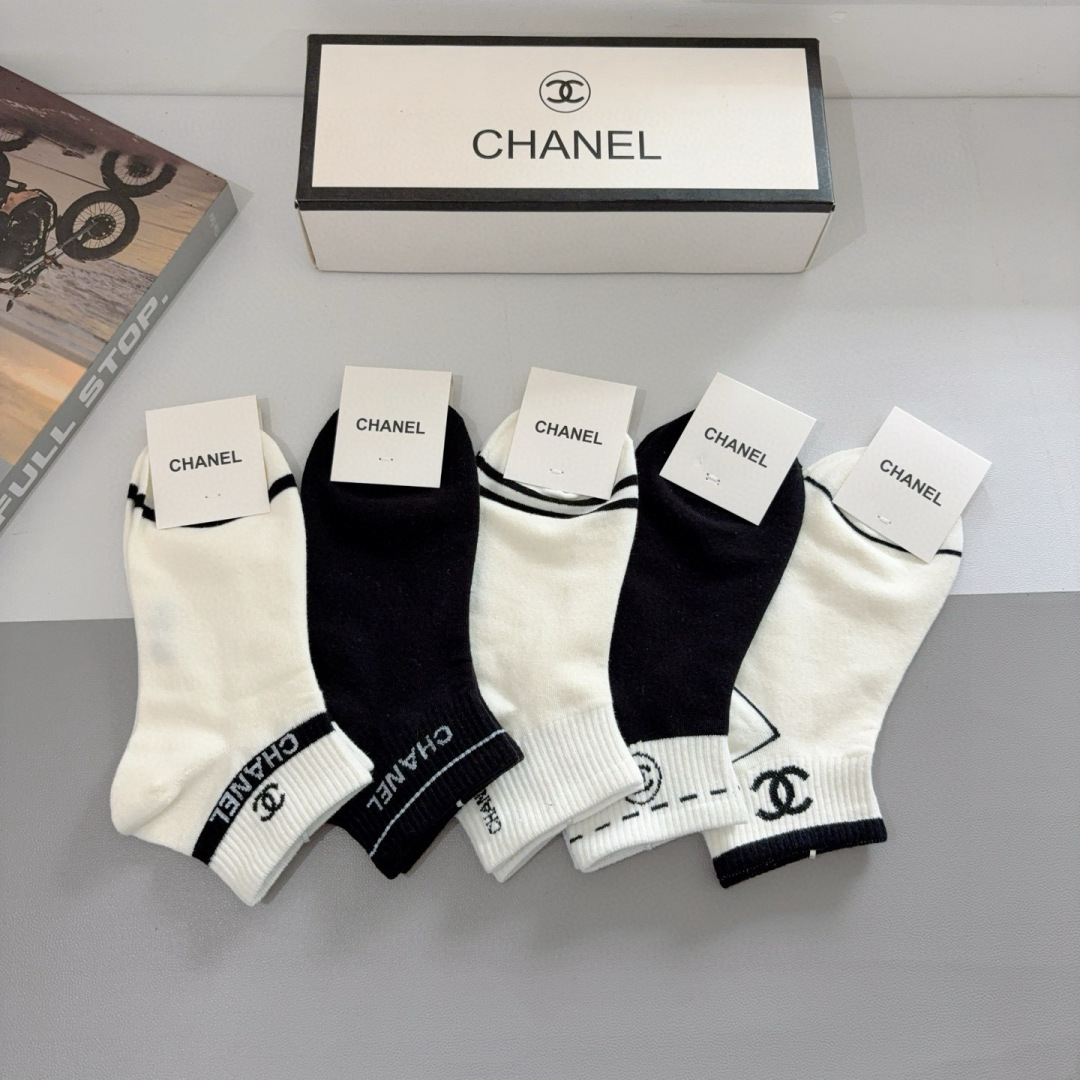 配包装（一盒5双）
CHANEL 香奈儿经典中袜子❗️高版本纯棉材质柔软，秒杀市场普通货，经典的双C图案