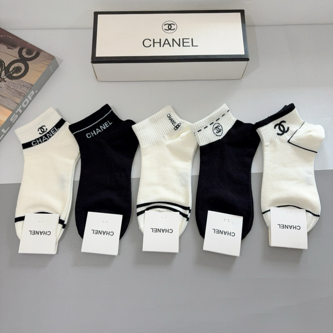 配包装（一盒5双）
CHANEL 香奈儿经典中袜子❗️高版本纯棉材质柔软，秒杀市场普通货，经典的双C图案