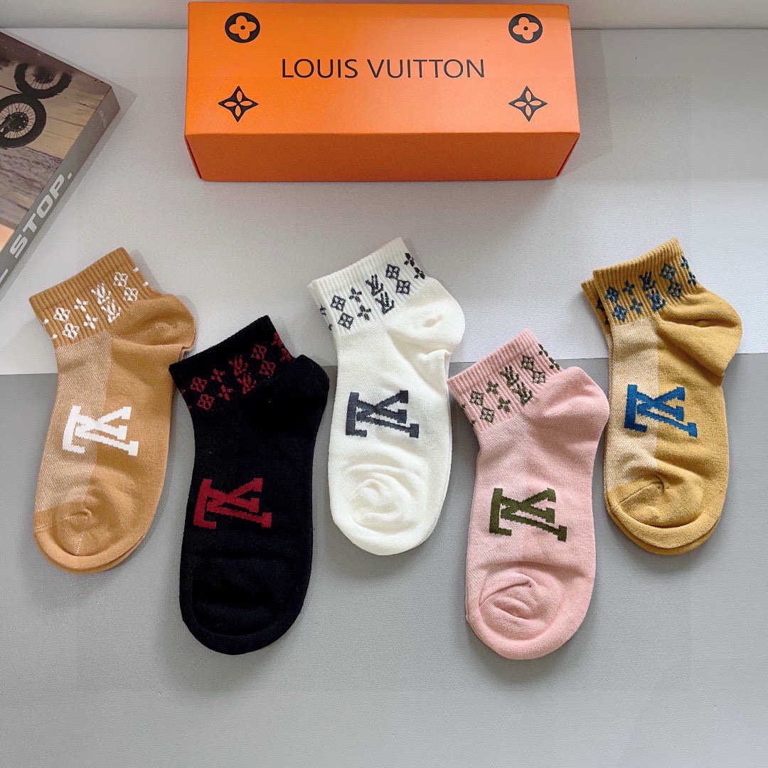 配包装（一盒5双） 🌟 LV 路易威登 超火爆小单品，纯棉面料，潮人必备 爆款，经典字母logo中筒袜，