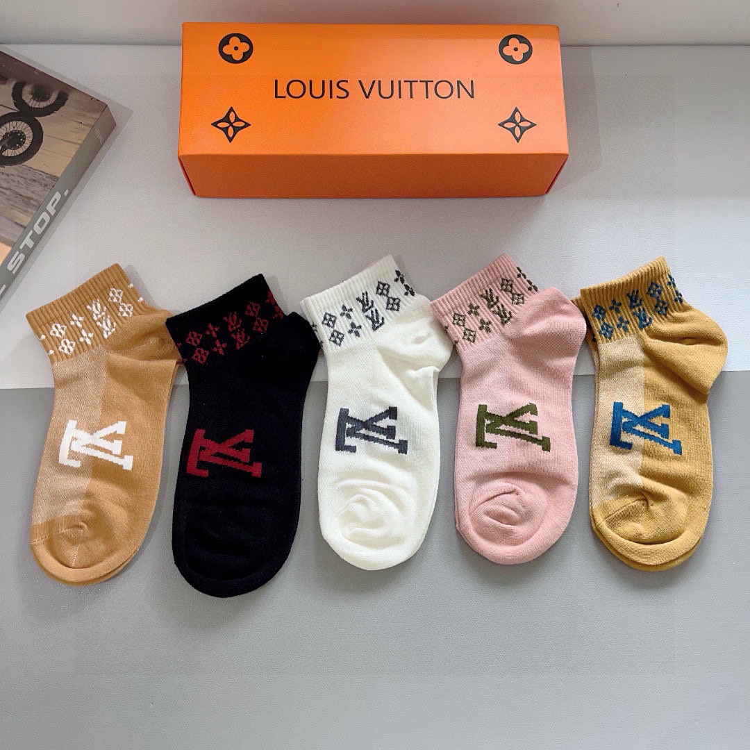 配包装（一盒5双） 🌟 LV 路易威登 超火爆小单品，纯棉面料，潮人必备 爆款，经典字母logo中筒袜，