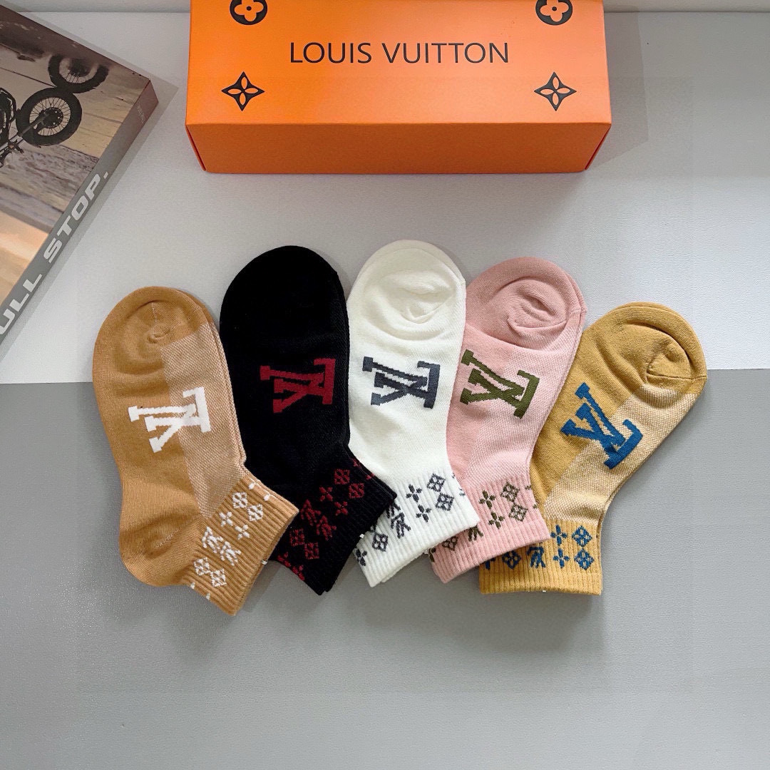 配包装（一盒5双） 🌟 LV 路易威登 超火爆小单品，纯棉面料，潮人必备 爆款，经典字母logo中筒袜，