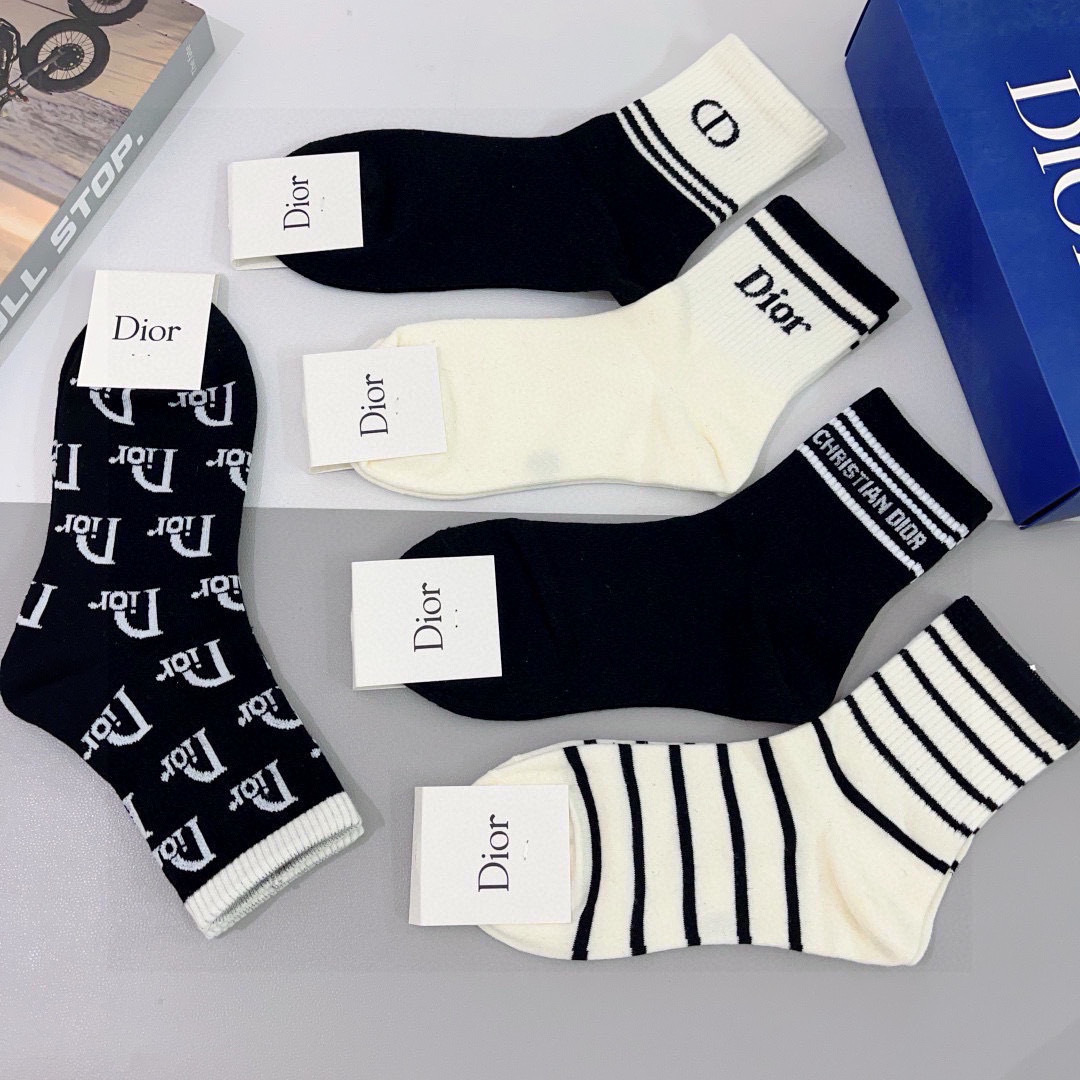 配包装（一盒5双）
Dior 迪奥 新款字母中筒袜子！爆款字母专柜同步袜子💛大牌出街，潮人必备🔥超好搭配
