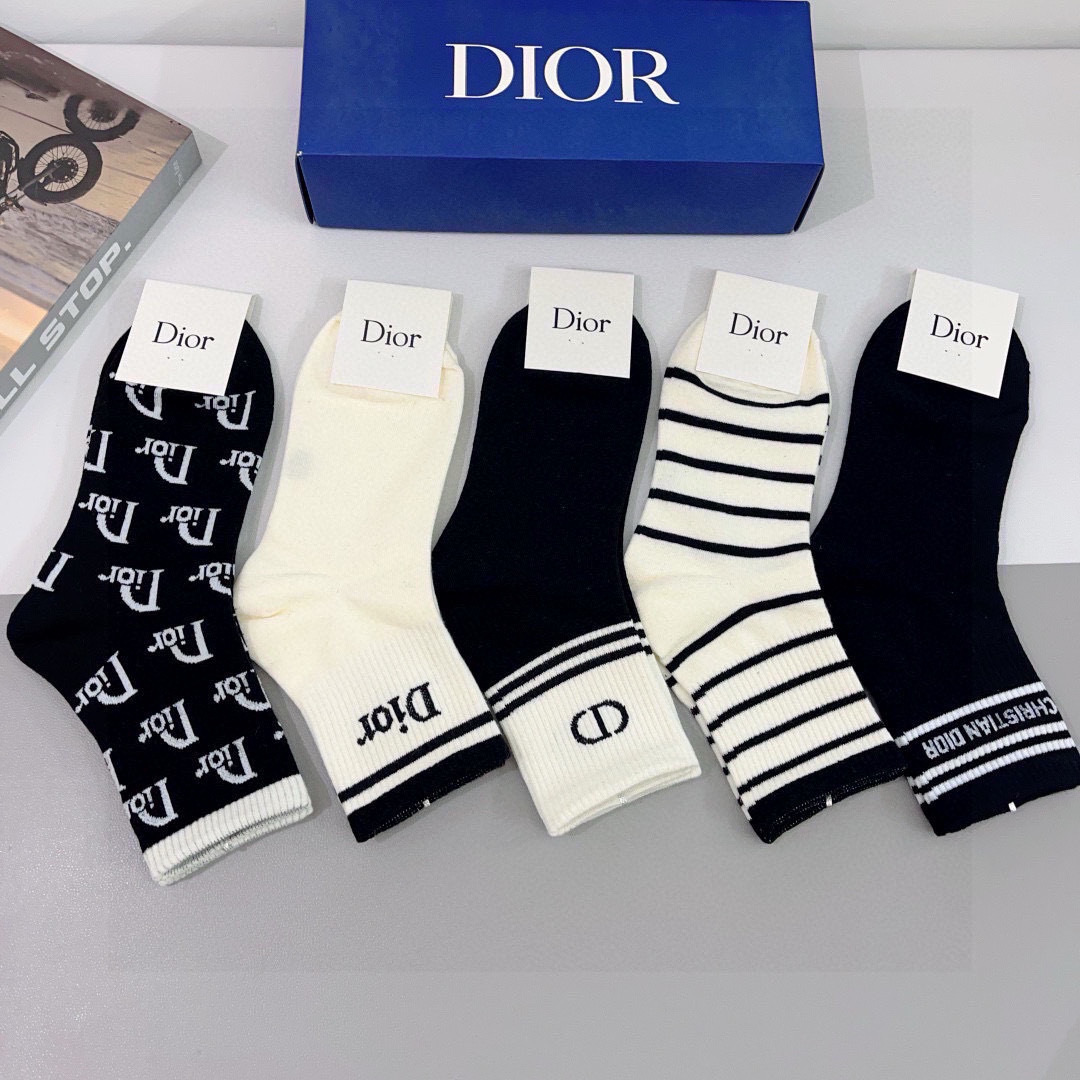 配包装（一盒5双）
Dior 迪奥 新款字母中筒袜子！爆款字母专柜同步袜子💛大牌出街，潮人必备🔥超好搭配