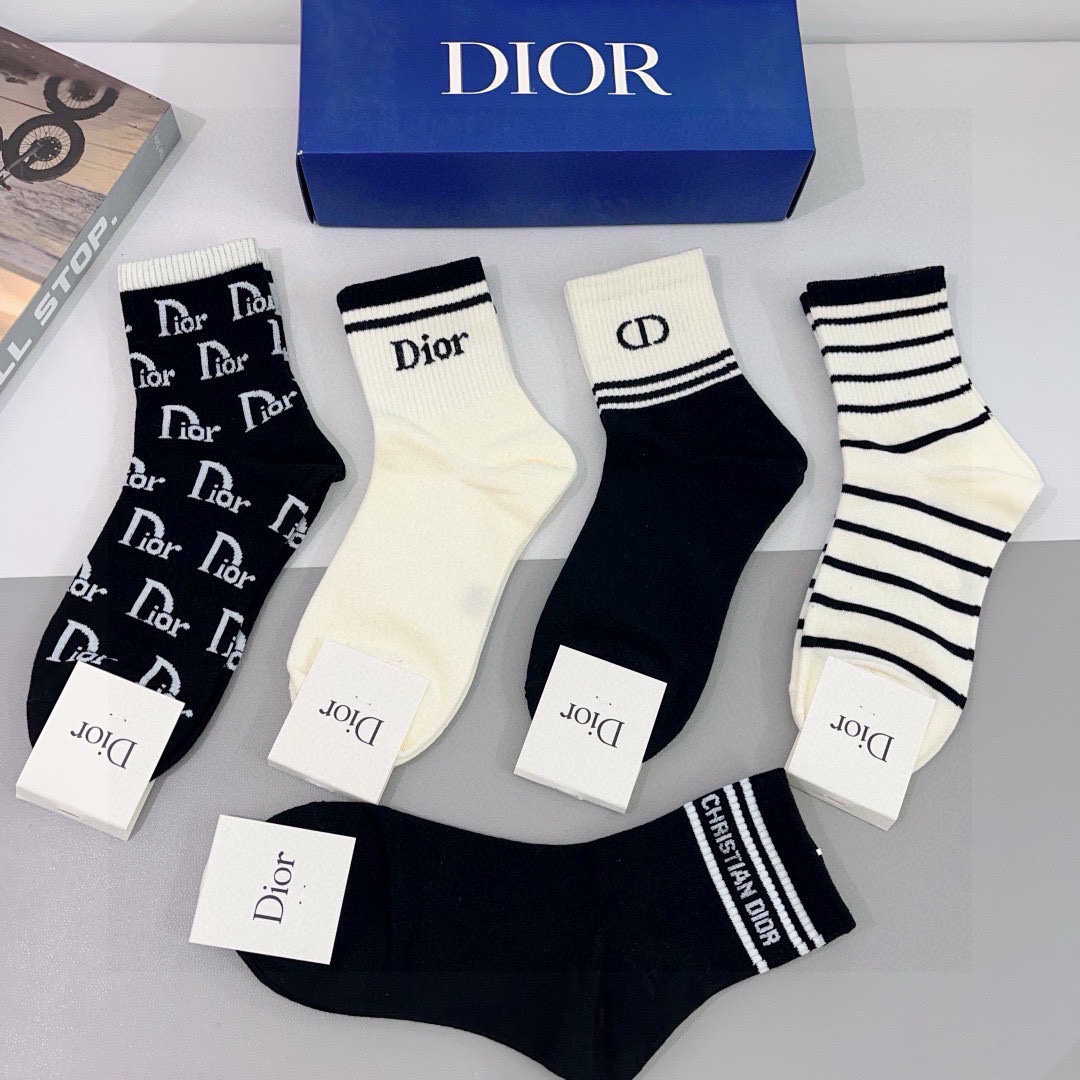 配包装（一盒5双）
Dior 迪奥 新款字母中筒袜子！爆款字母专柜同步袜子💛大牌出街，潮人必备🔥超好搭配