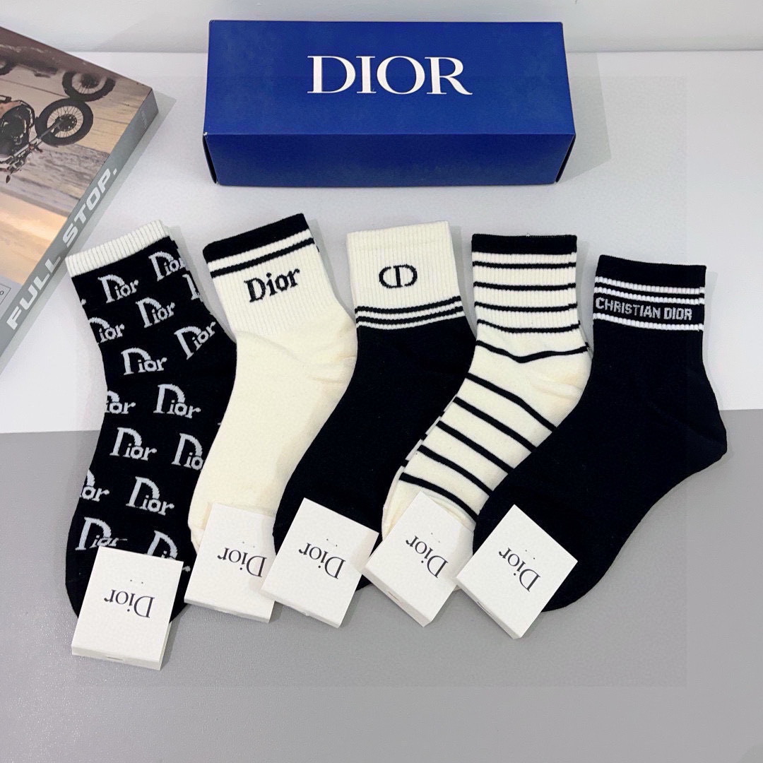 配包装（一盒5双）
Dior 迪奥 新款字母中筒袜子！爆款字母专柜同步袜子💛大牌出街，潮人必备🔥超好搭配