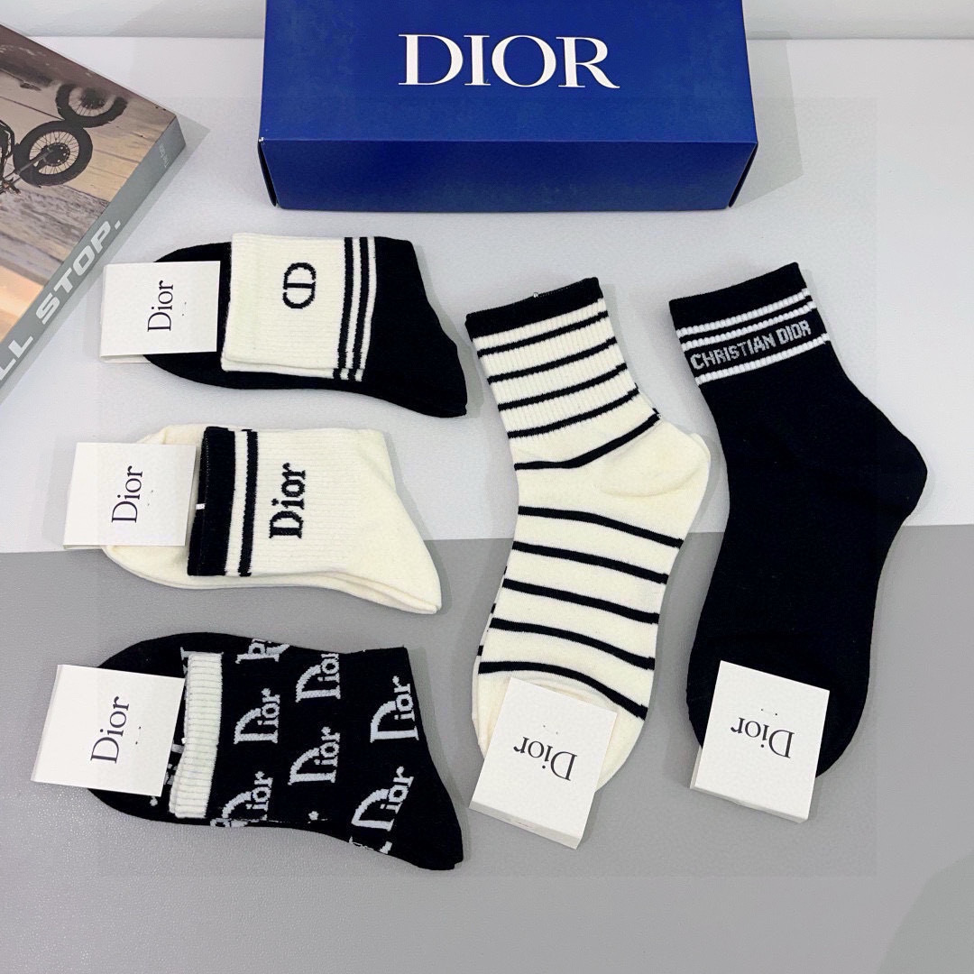 配包装（一盒5双）
Dior 迪奥 新款字母中筒袜子！爆款字母专柜同步袜子💛大牌出街，潮人必备🔥超好搭配