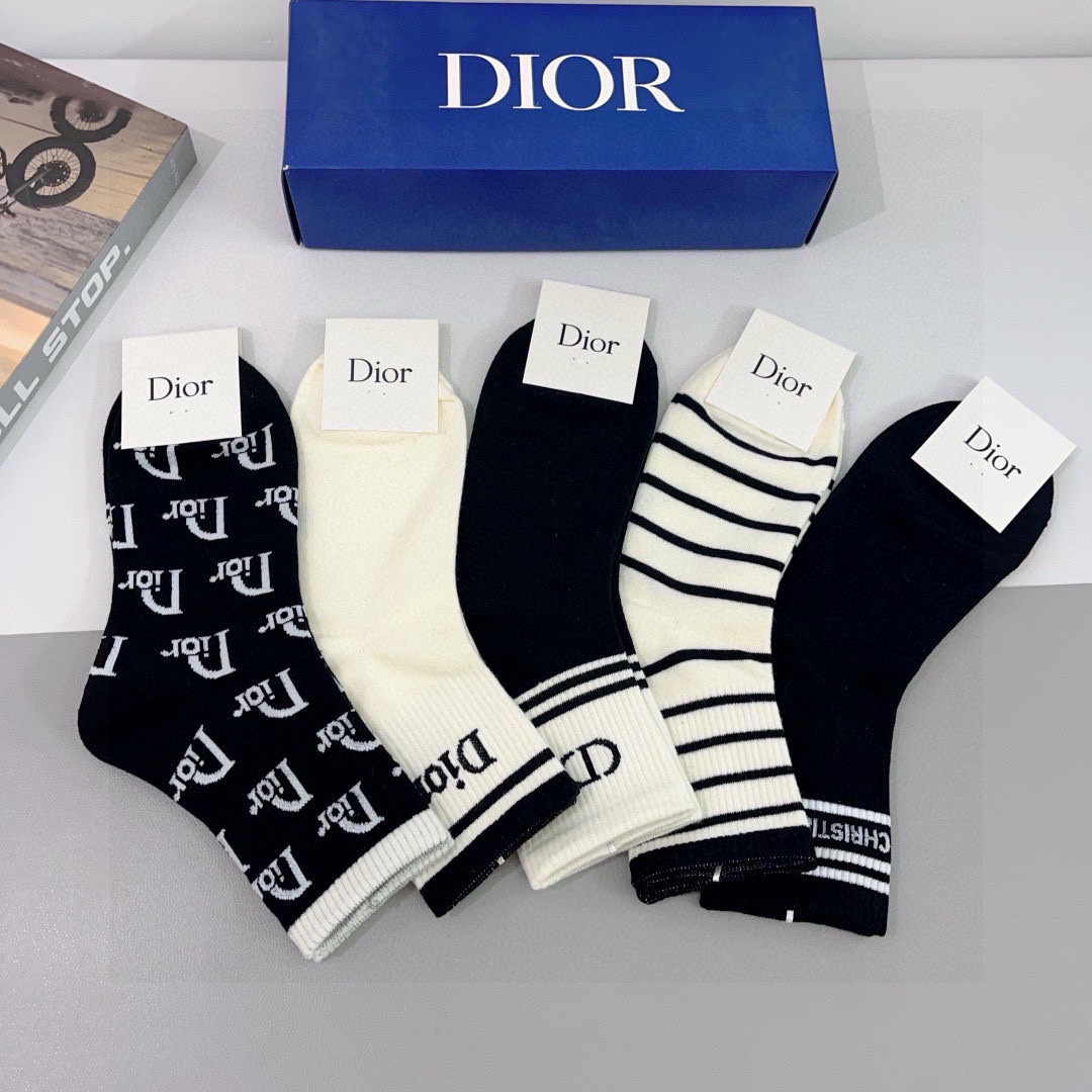配包装（一盒5双）
Dior 迪奥 新款字母中筒袜子！爆款字母专柜同步袜子💛大牌出街，潮人必备🔥超好搭配