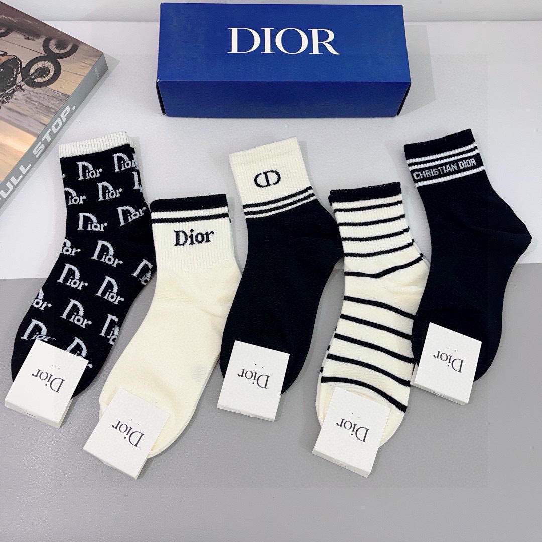 配包装（一盒5双）
Dior 迪奥 新款字母中筒袜子！爆款字母专柜同步袜子💛大牌出街，潮人必备🔥超好搭配