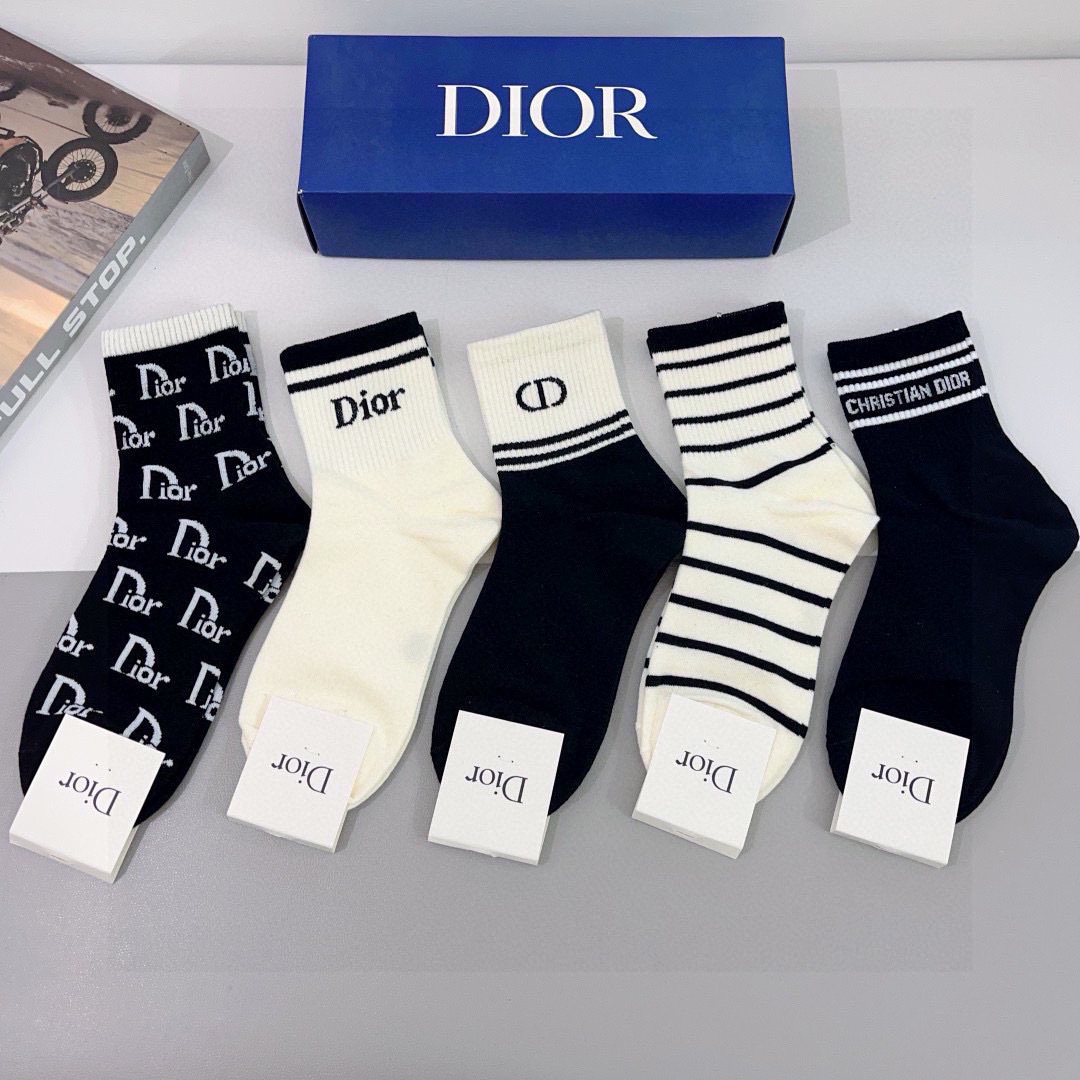 配包装（一盒5双）
Dior 迪奥 新款字母中筒袜子！爆款字母专柜同步袜子💛大牌出街，潮人必备🔥超好搭配