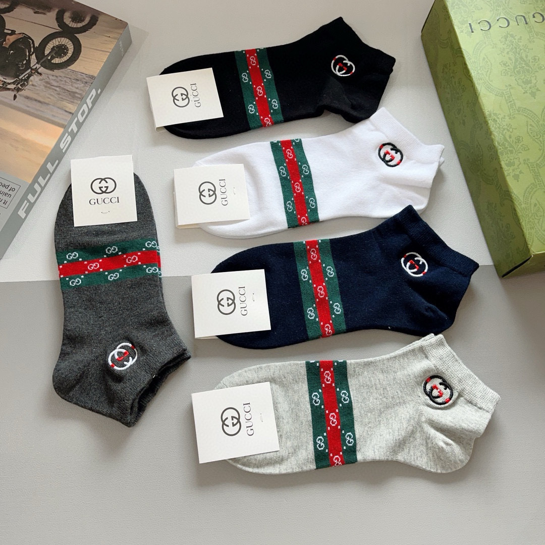 配包装（一盒5双） 
Gucci 古奇 火爆经典款男士船袜，刺绣纯棉面料，潮人必备 ，经典双G袜子，个性