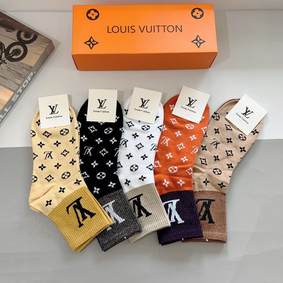 配包装（一盒5双）
 🌟 LV 路易威登袜子 超火爆小单品，经典字母logo中筒袜，个性时尚百搭款，你值