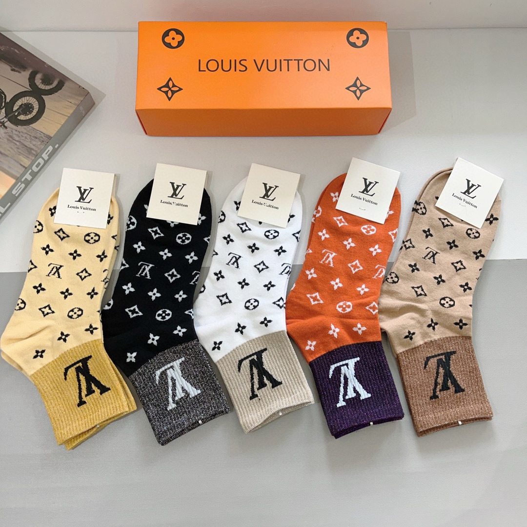 配包装（一盒5双）
 🌟 LV 路易威登袜子 超火爆小单品，经典字母logo中筒袜，个性时尚百搭款，你值