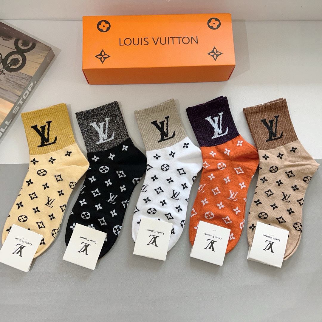 配包装（一盒5双）
 🌟 LV 路易威登袜子 超火爆小单品，经典字母logo中筒袜，个性时尚百搭款，你值