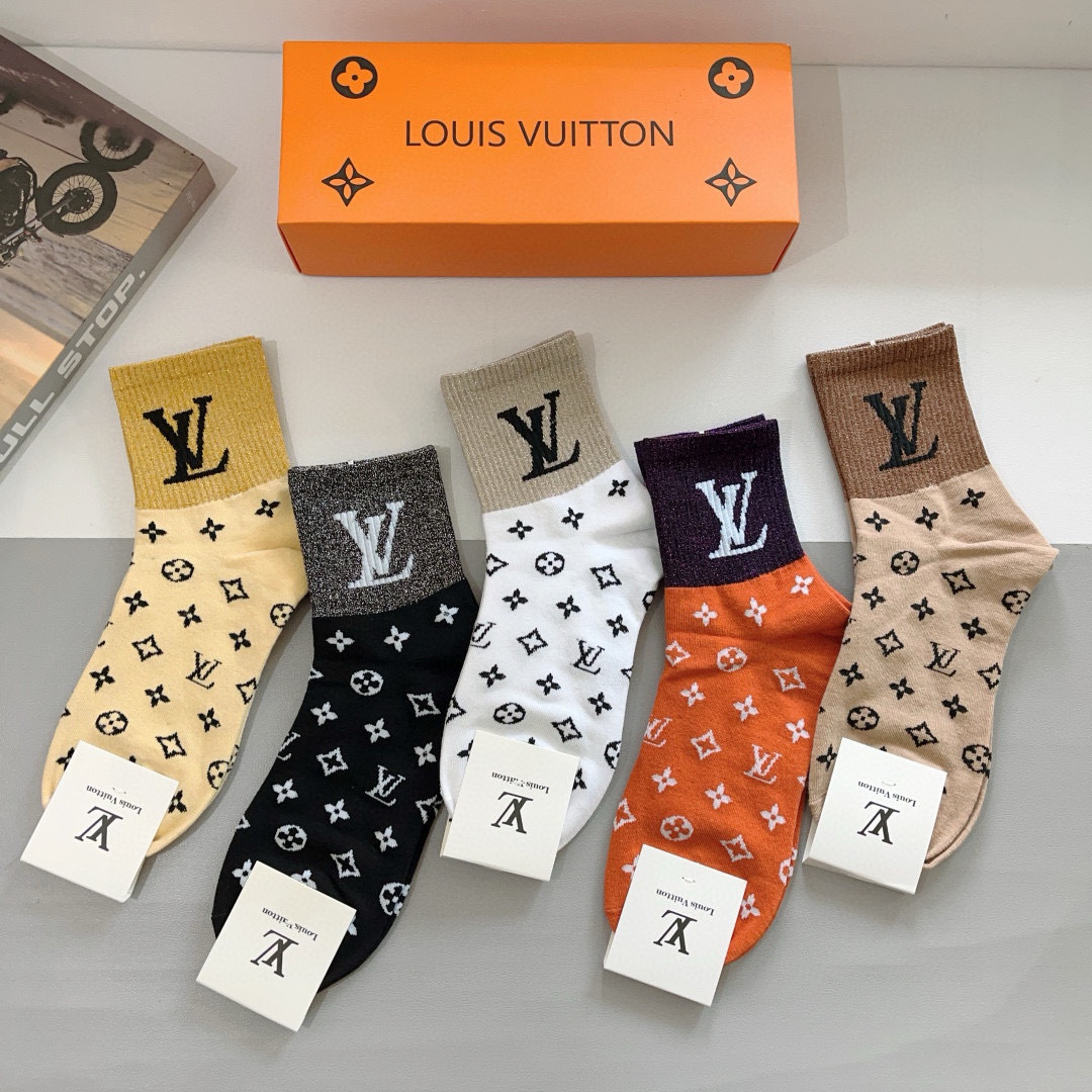 配包装（一盒5双）
 🌟 LV 路易威登袜子 超火爆小单品，经典字母logo中筒袜，个性时尚百搭款，你值
