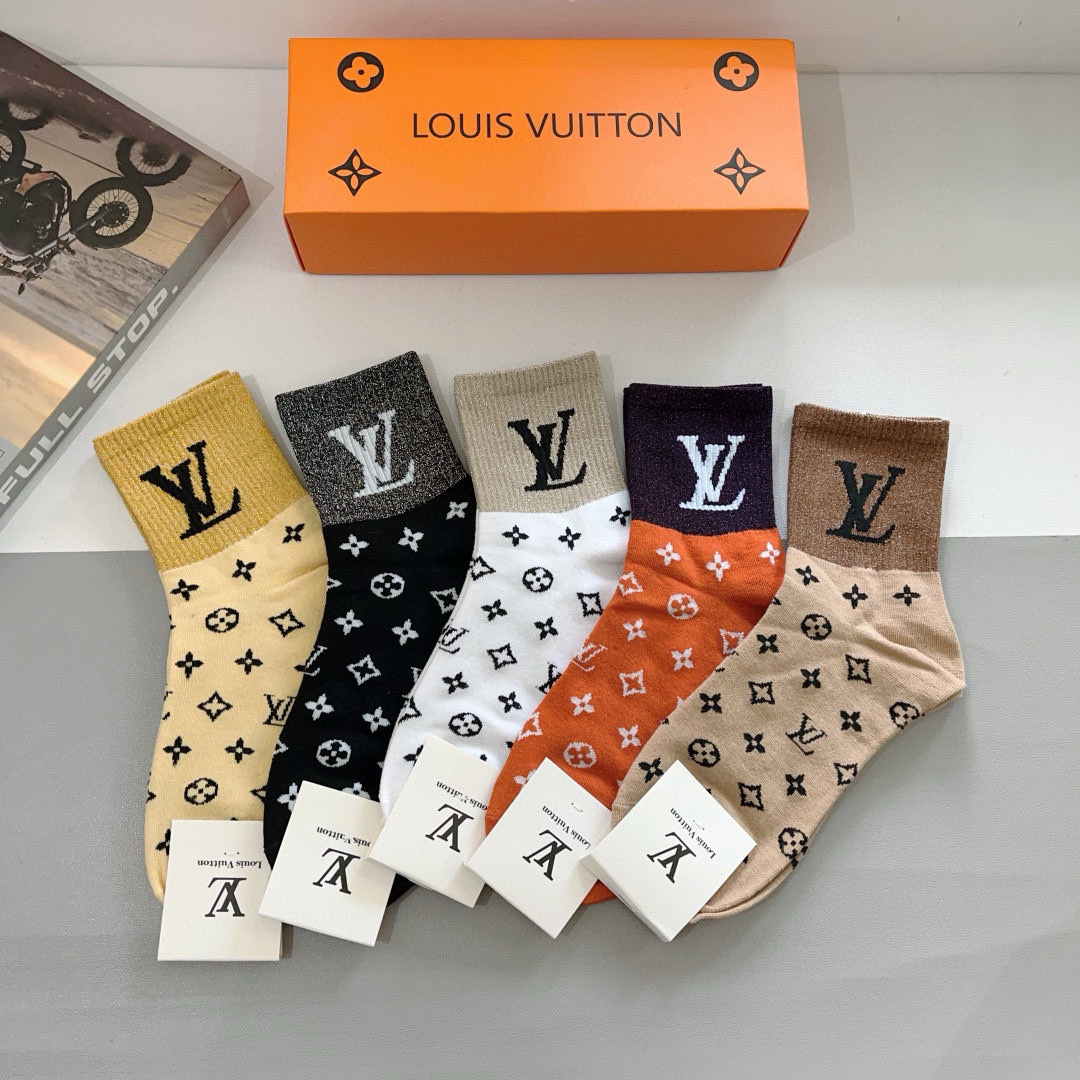 配包装（一盒5双）
 🌟 LV 路易威登袜子 超火爆小单品，经典字母logo中筒袜，个性时尚百搭款，你值