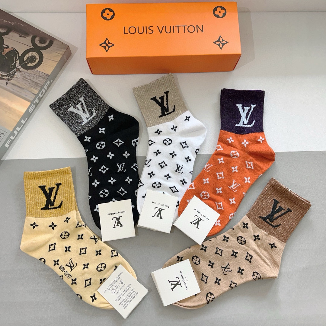 配包装（一盒5双）
 🌟 LV 路易威登袜子 超火爆小单品，经典字母logo中筒袜，个性时尚百搭款，你值