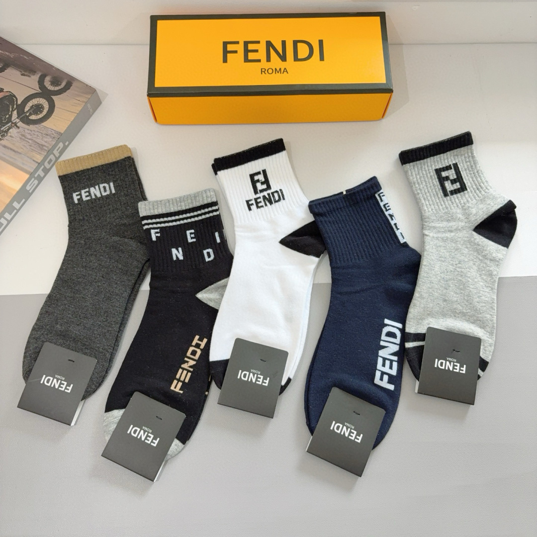 配包装（一盒5双）
FENDI  芬迪  字母双Ｆ爆款中筒袜，纯棉面料， 专柜同款 💓纯棉面料，实用好穿
