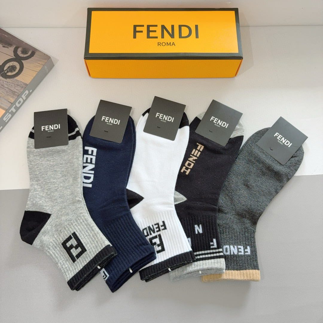 配包装（一盒5双）
FENDI  芬迪  字母双Ｆ爆款中筒袜，纯棉面料， 专柜同款 💓纯棉面料，实用好穿
