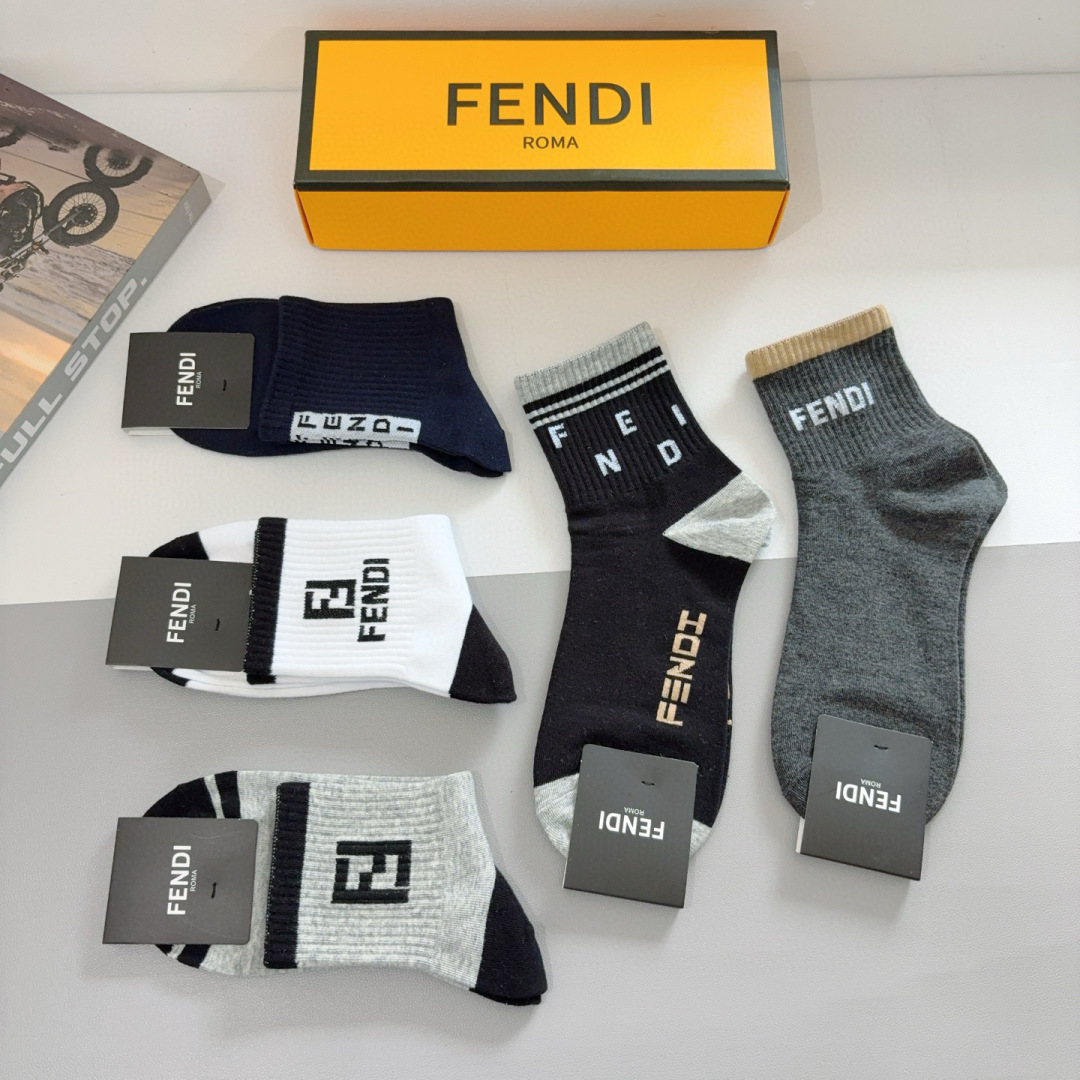 配包装（一盒5双）
FENDI  芬迪  字母双Ｆ爆款中筒袜，纯棉面料， 专柜同款 💓纯棉面料，实用好穿