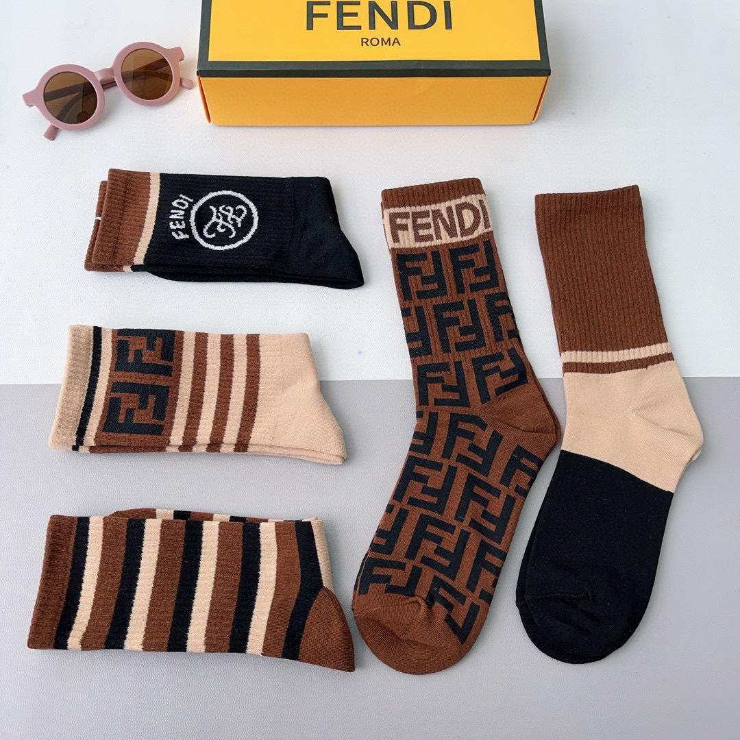 （一盒5双）
FENDI  芬迪  字母双Ｆ爆款中长筒袜，纯棉面料， 专柜同款 💓纯棉面料，实用好穿 柔