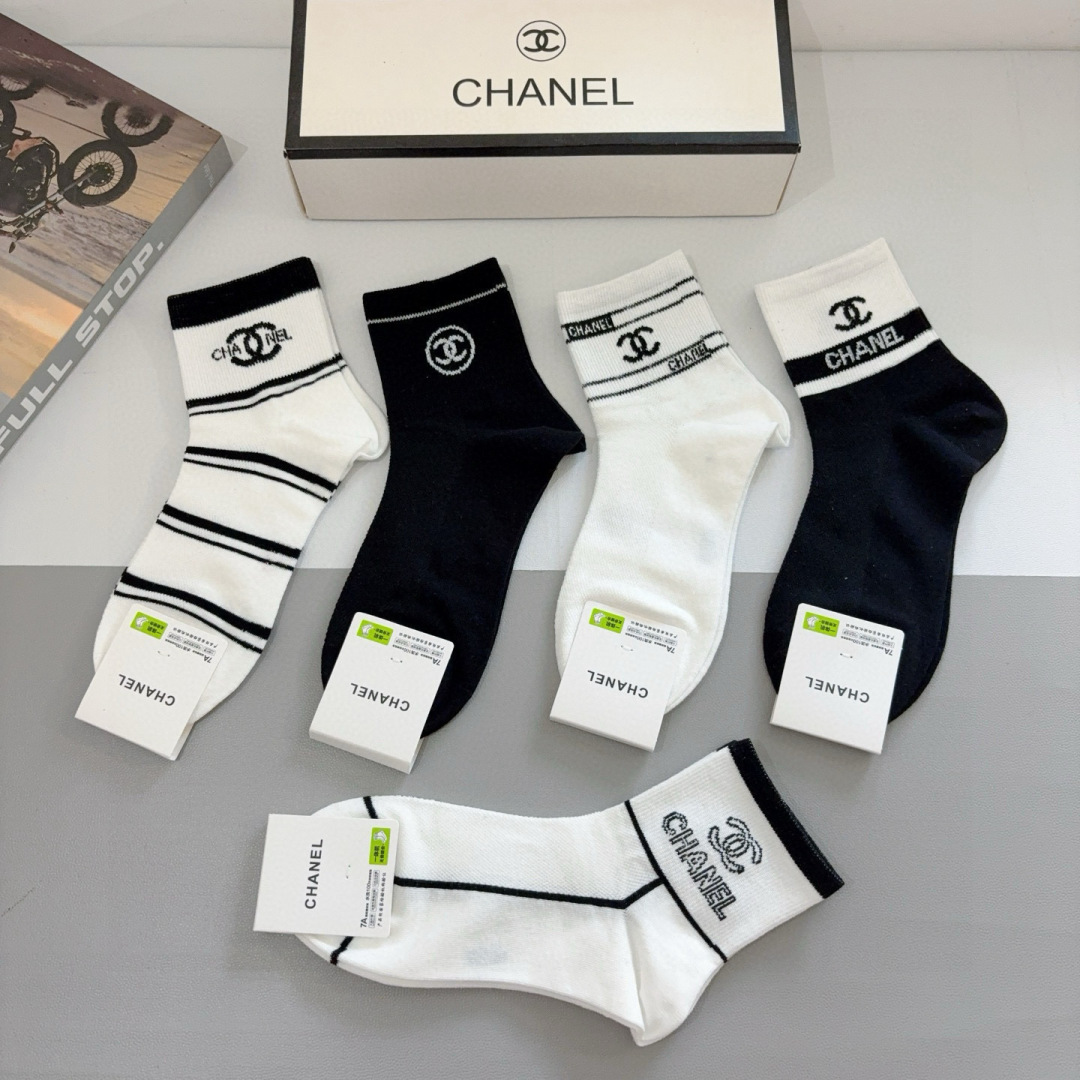 配包装（一盒5双）
CHANEL 香奈儿经典中筒袜子❗️高版本纯棉材质柔软，秒杀市场普通货，经典的双C图