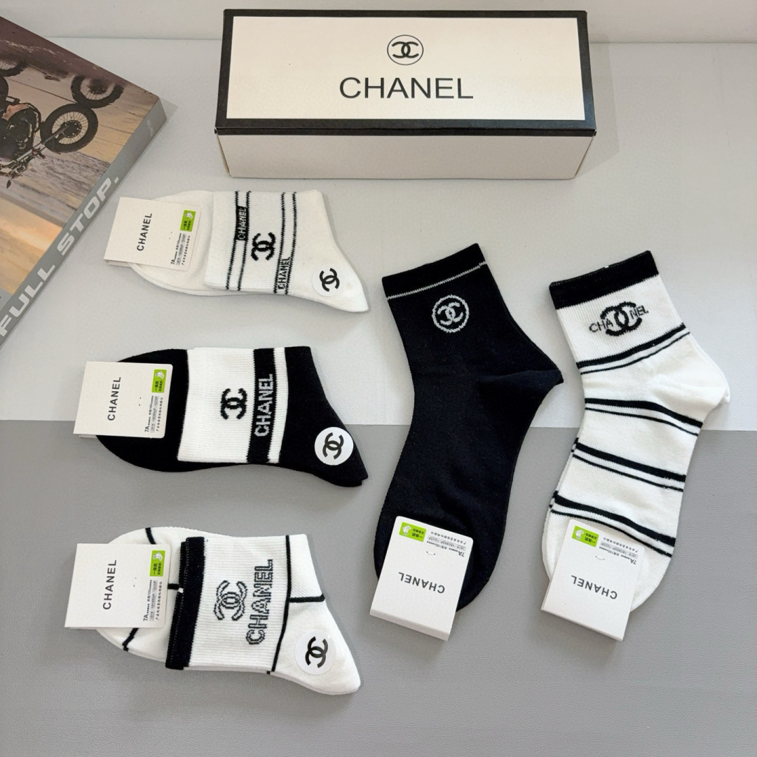 配包装（一盒5双）
CHANEL 香奈儿经典中筒袜子❗️高版本纯棉材质柔软，秒杀市场普通货，经典的双C图