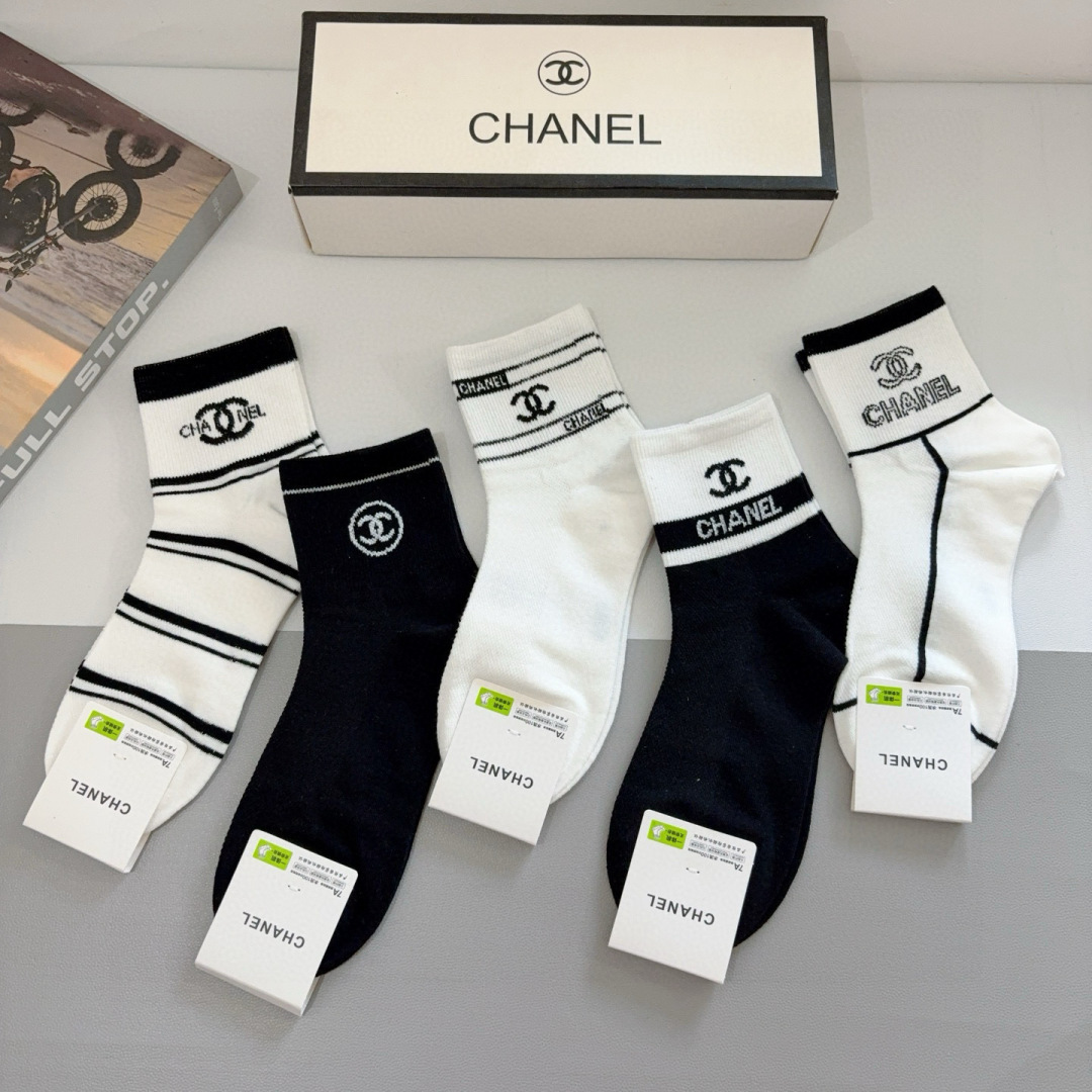 配包装（一盒5双）
CHANEL 香奈儿经典中筒袜子❗️高版本纯棉材质柔软，秒杀市场普通货，经典的双C图