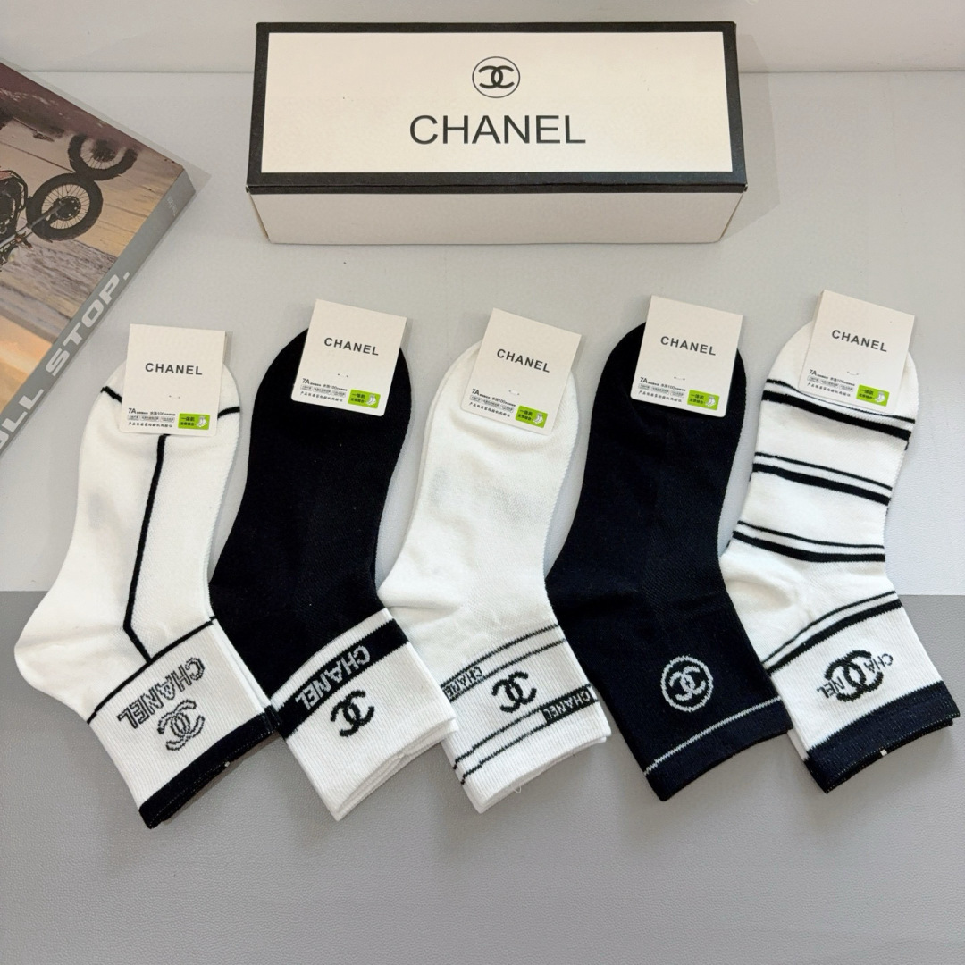 配包装（一盒5双）
CHANEL 香奈儿经典中筒袜子❗️高版本纯棉材质柔软，秒杀市场普通货，经典的双C图