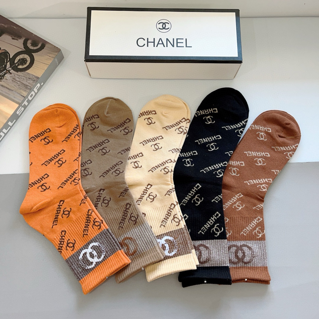配包装（一盒5双）
CHANEL 香奈儿经典长筒袜子❗️高版本纯棉材质柔软，秒杀市场普通货，经典的双C图