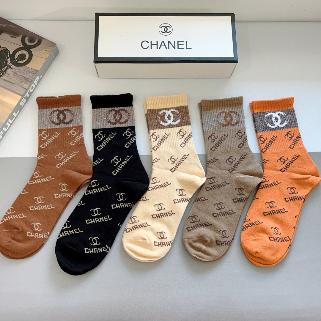 配包装（一盒5双）
CHANEL 香奈儿经典长筒袜子❗️高版本纯棉材质柔软，秒杀市场普通货，经典的双C图