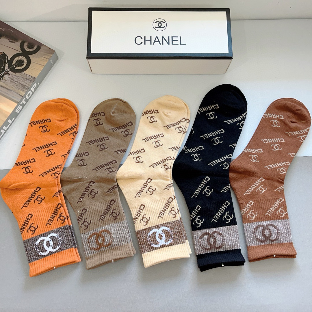 配包装（一盒5双）
CHANEL 香奈儿经典长筒袜子❗️高版本纯棉材质柔软，秒杀市场普通货，经典的双C图
