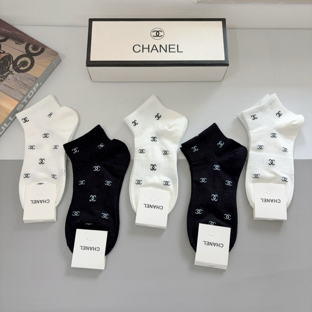 （一盒5双）
CHANEL 香奈儿经典船袜❗️高版本纯棉材质柔软，秒杀市场普通货，经典的双C图案logo