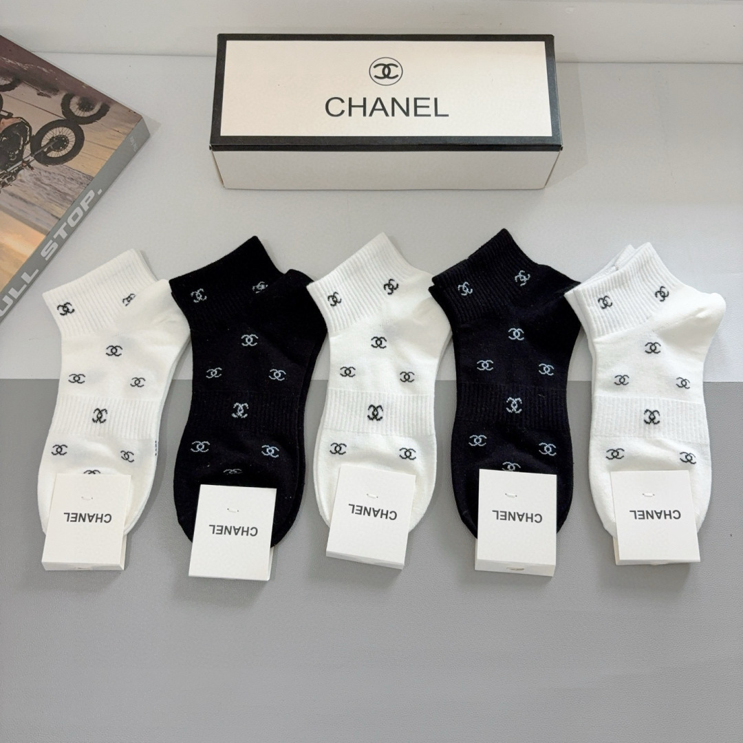 （一盒5双）
CHANEL 香奈儿经典船袜❗️高版本纯棉材质柔软，秒杀市场普通货，经典的双C图案logo