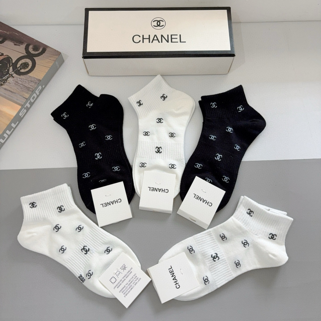 （一盒5双）
CHANEL 香奈儿经典船袜❗️高版本纯棉材质柔软，秒杀市场普通货，经典的双C图案logo