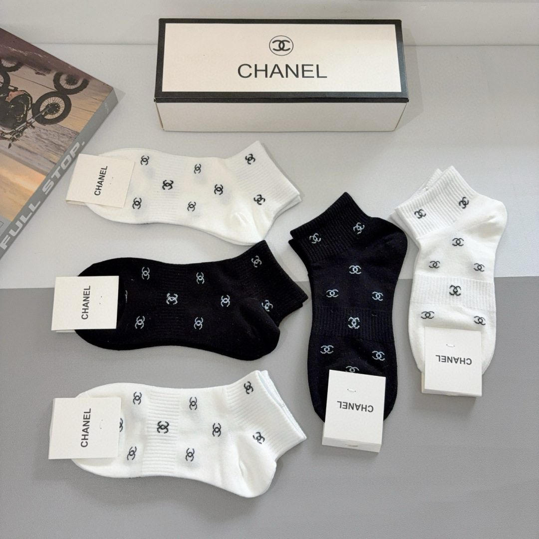 （一盒5双）
CHANEL 香奈儿经典船袜❗️高版本纯棉材质柔软，秒杀市场普通货，经典的双C图案logo
