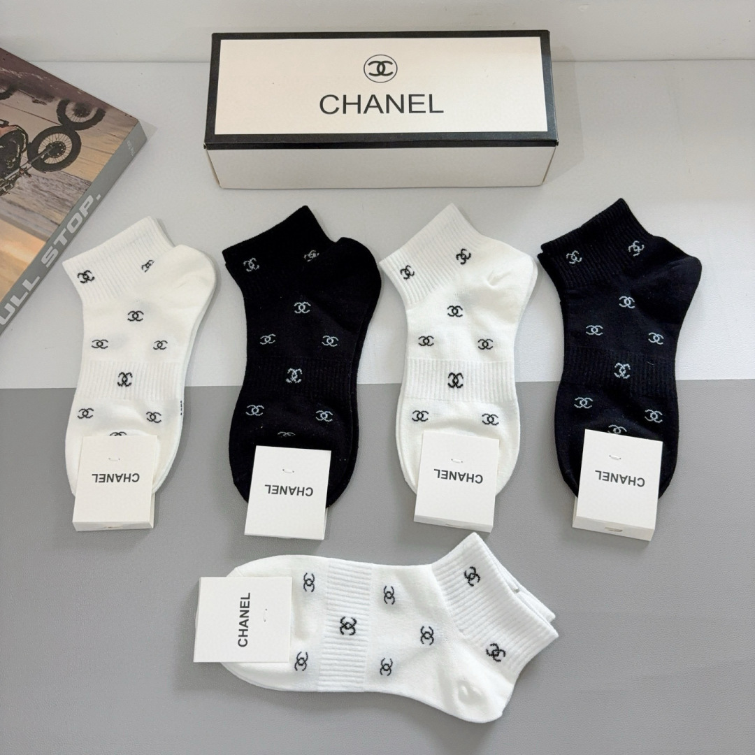 （一盒5双）
CHANEL 香奈儿经典船袜❗️高版本纯棉材质柔软，秒杀市场普通货，经典的双C图案logo