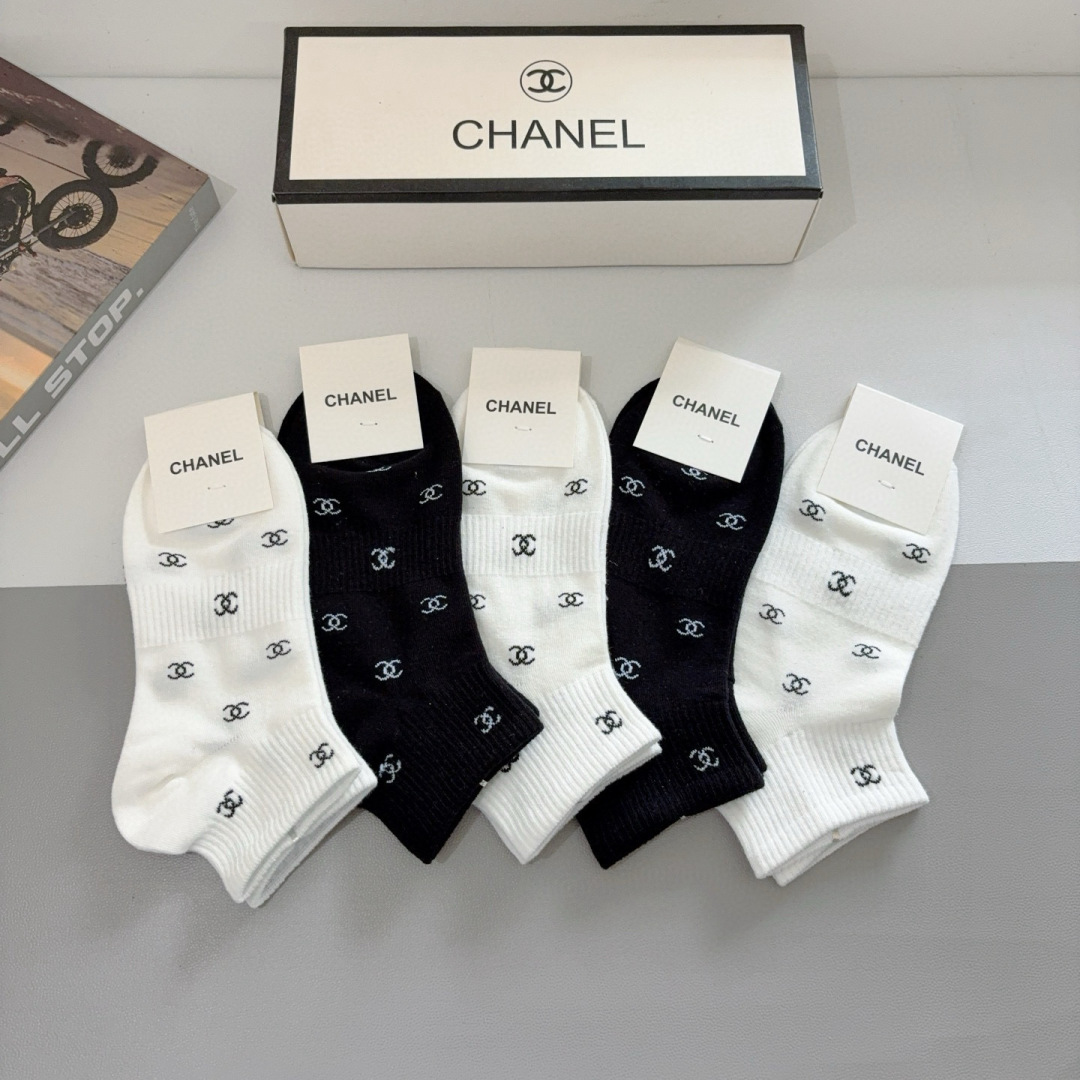 （一盒5双）
CHANEL 香奈儿经典船袜❗️高版本纯棉材质柔软，秒杀市场普通货，经典的双C图案logo