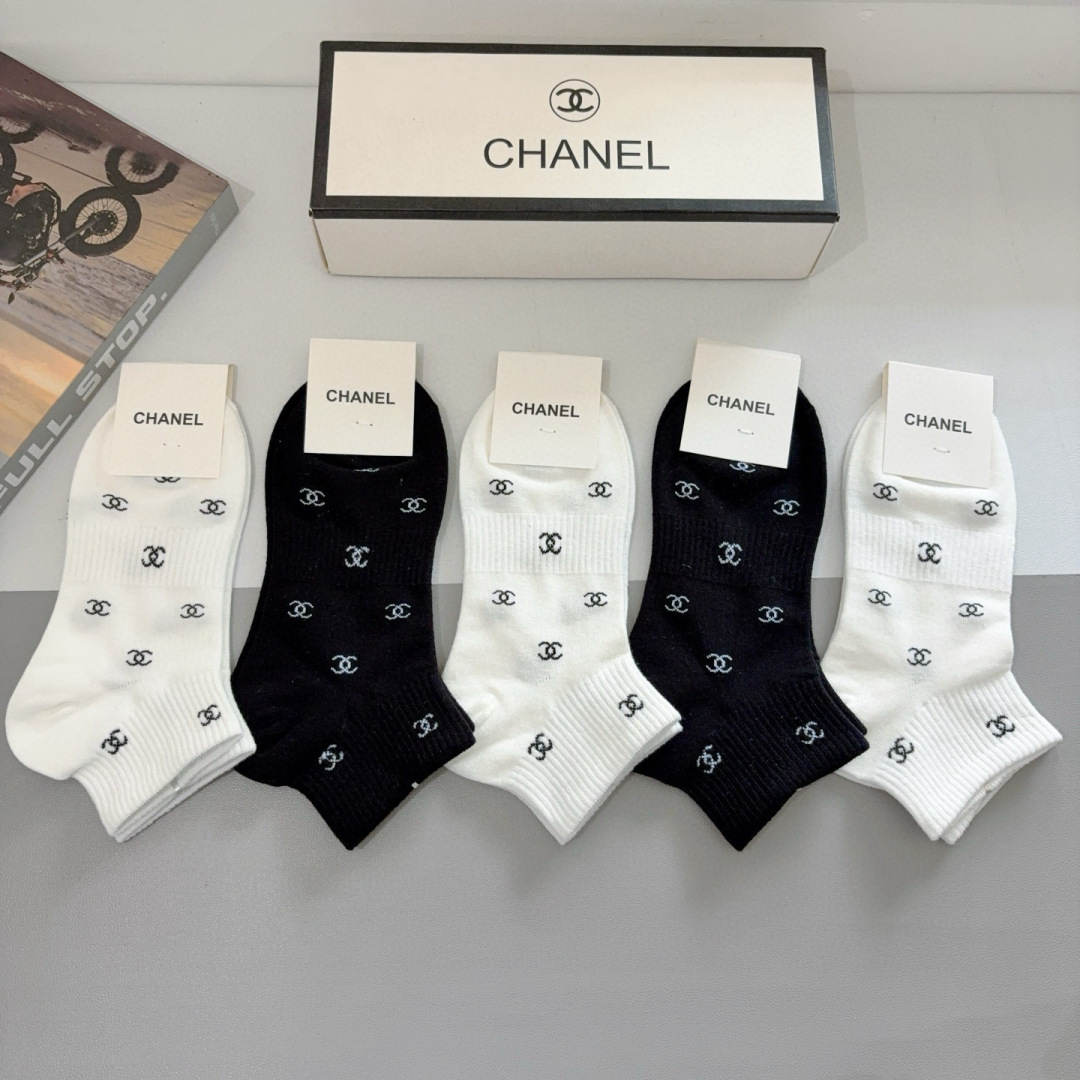 （一盒5双）
CHANEL 香奈儿经典船袜❗️高版本纯棉材质柔软，秒杀市场普通货，经典的双C图案logo