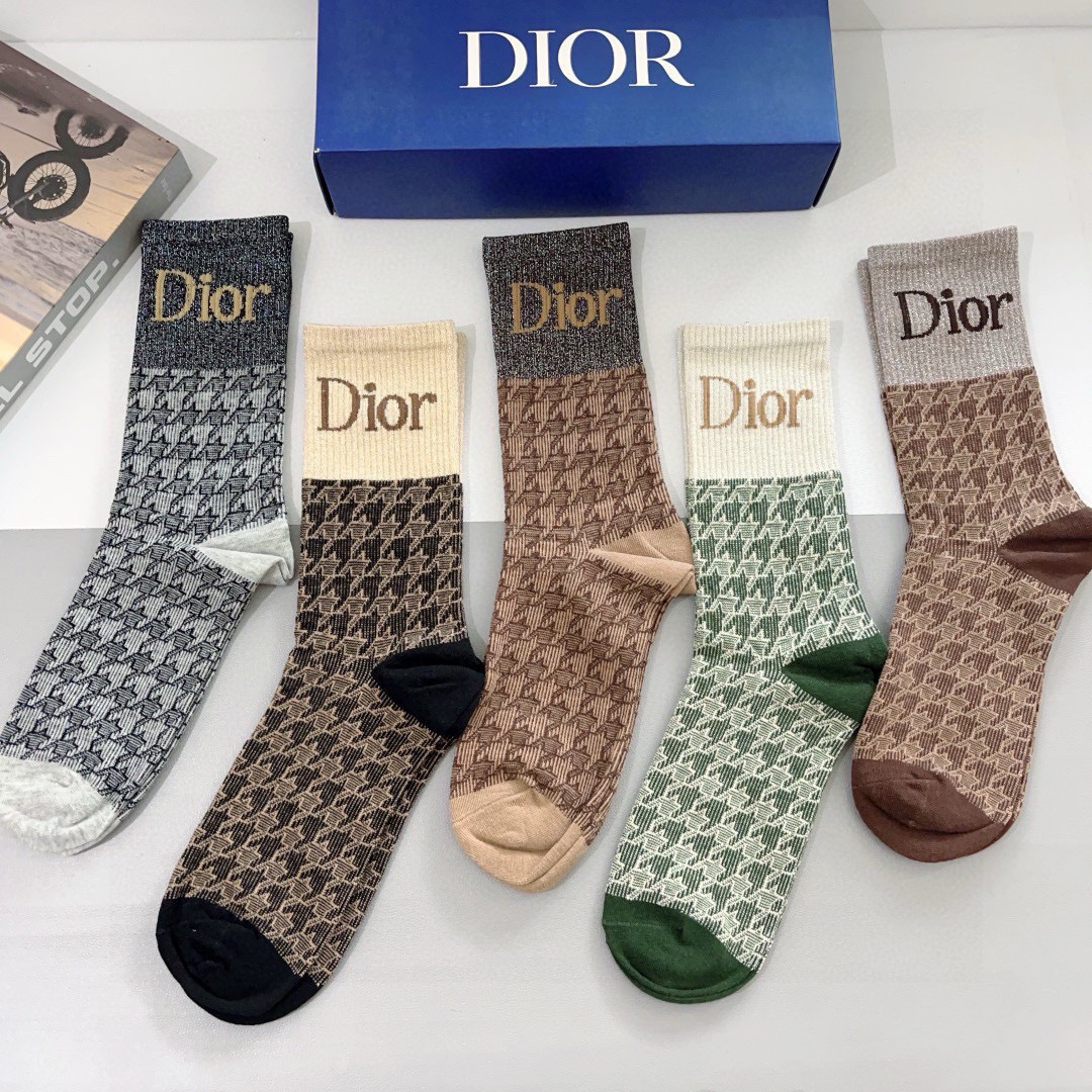 配包装（一盒5双）
Dior 迪奥 新款小腿长筒袜子！纯棉面料，火爆Ｄ字母图案，专柜同步袜子，💛大牌出街