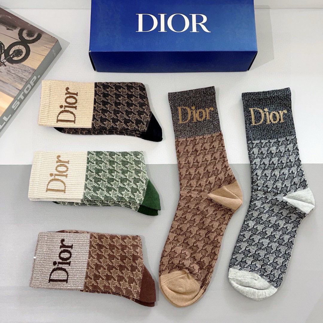 配包装（一盒5双）
Dior 迪奥 新款小腿长筒袜子！纯棉面料，火爆Ｄ字母图案，专柜同步袜子，💛大牌出街
