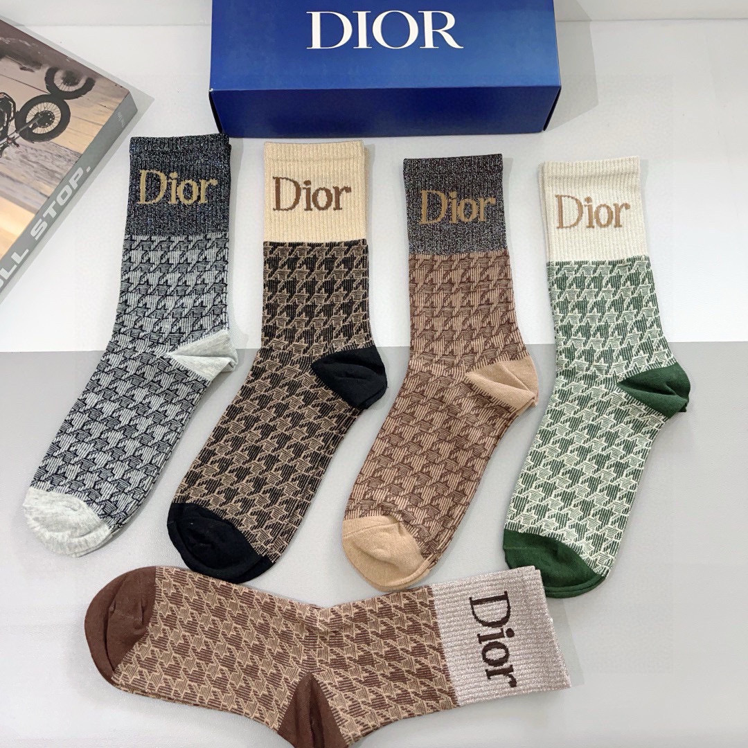 配包装（一盒5双）
Dior 迪奥 新款小腿长筒袜子！纯棉面料，火爆Ｄ字母图案，专柜同步袜子，💛大牌出街