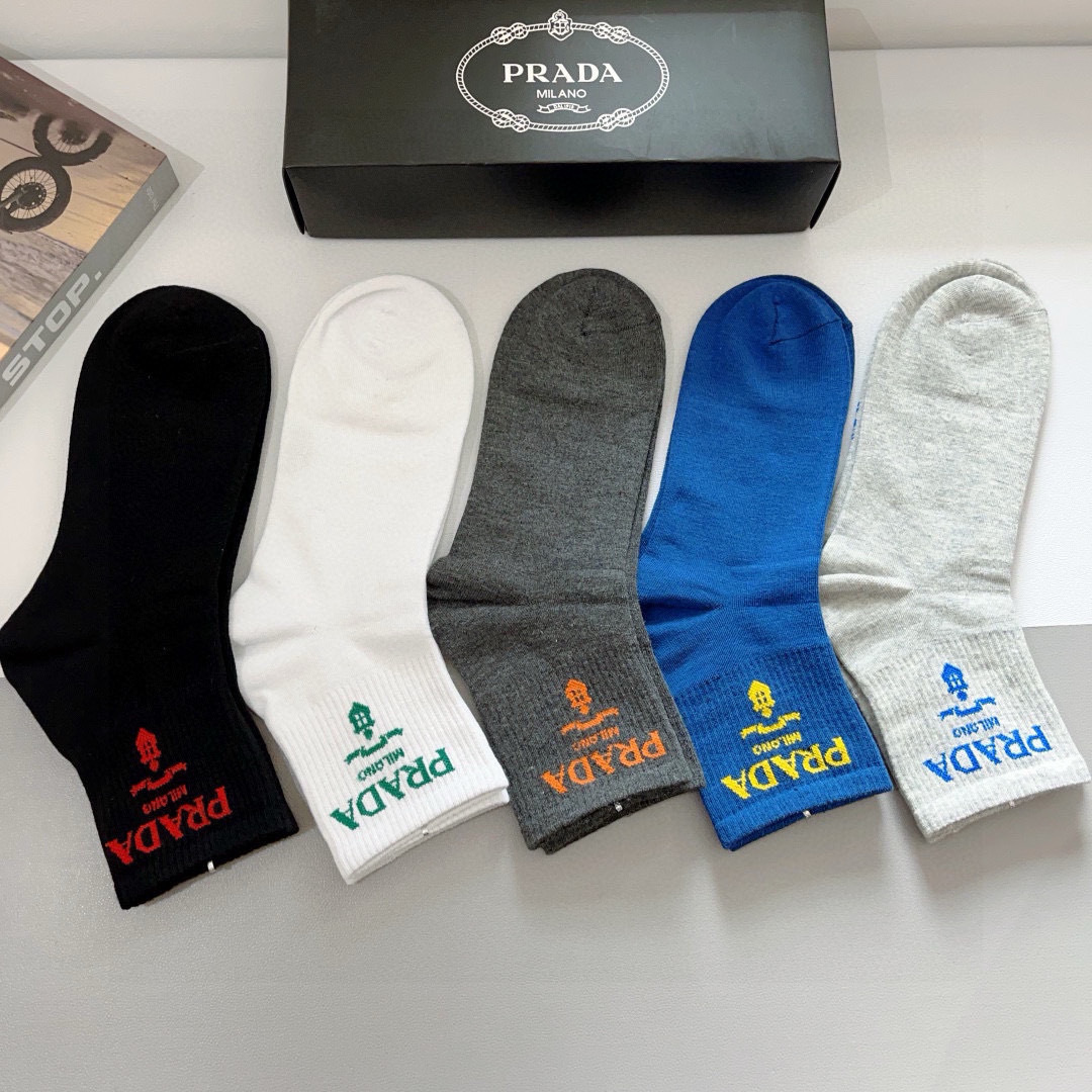 配包装（一盒5双）
PRADA（普拉达） 新款高端纯棉材质 中筒袜子！爆款字母专柜同步中筒袜，💛大牌出街