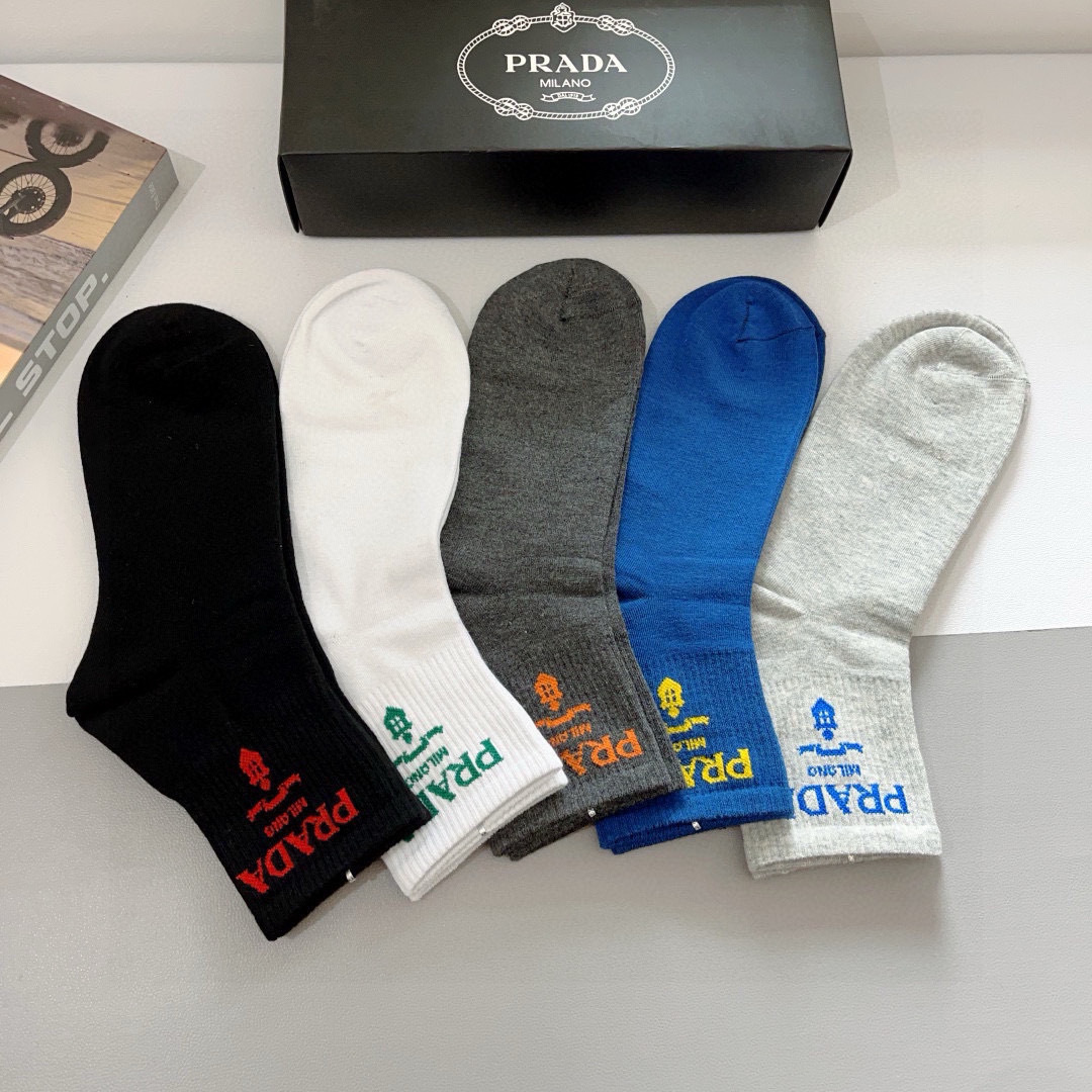 配包装（一盒5双）
PRADA（普拉达） 新款高端纯棉材质 中筒袜子！爆款字母专柜同步中筒袜，💛大牌出街