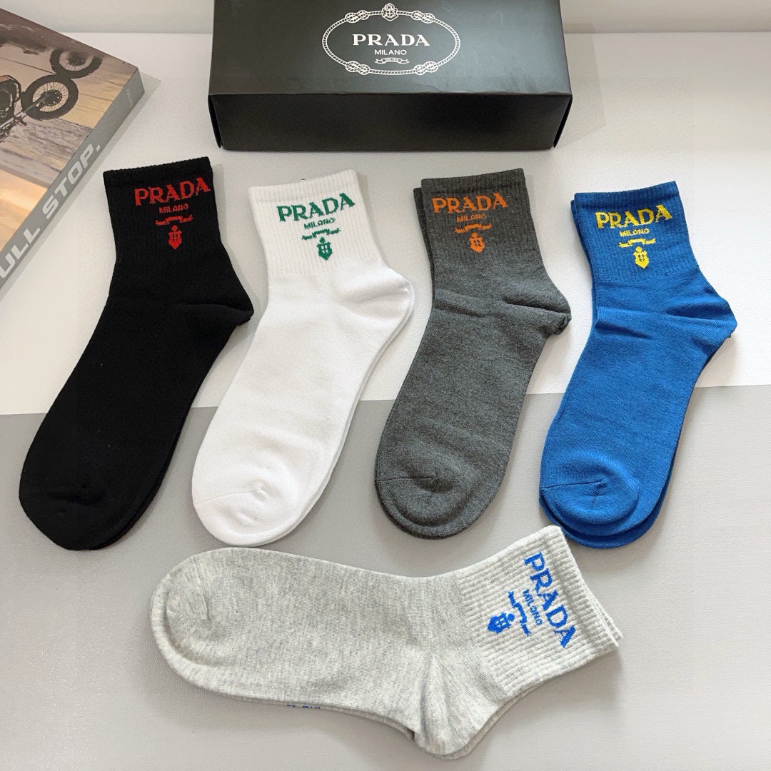 配包装（一盒5双）
PRADA（普拉达） 新款高端纯棉材质 中筒袜子！爆款字母专柜同步中筒袜，💛大牌出街