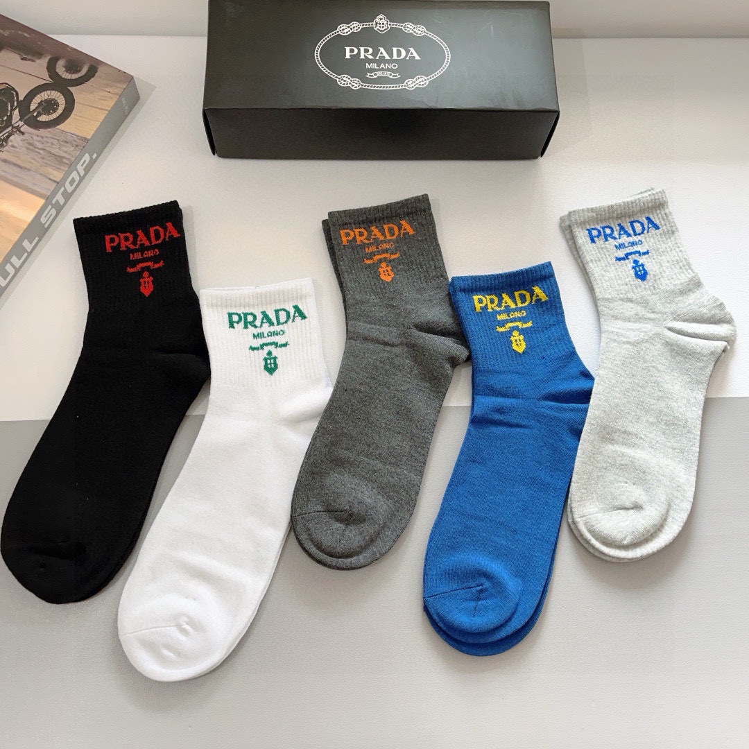 配包装（一盒5双）
PRADA（普拉达） 新款高端纯棉材质 中筒袜子！爆款字母专柜同步中筒袜，💛大牌出街