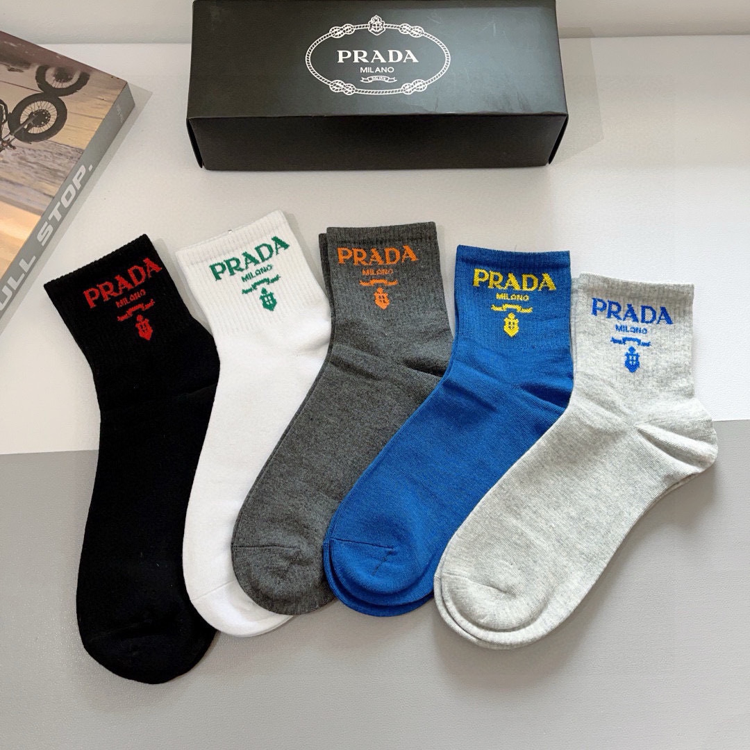 配包装（一盒5双）
PRADA（普拉达） 新款高端纯棉材质 中筒袜子！爆款字母专柜同步中筒袜，💛大牌出街