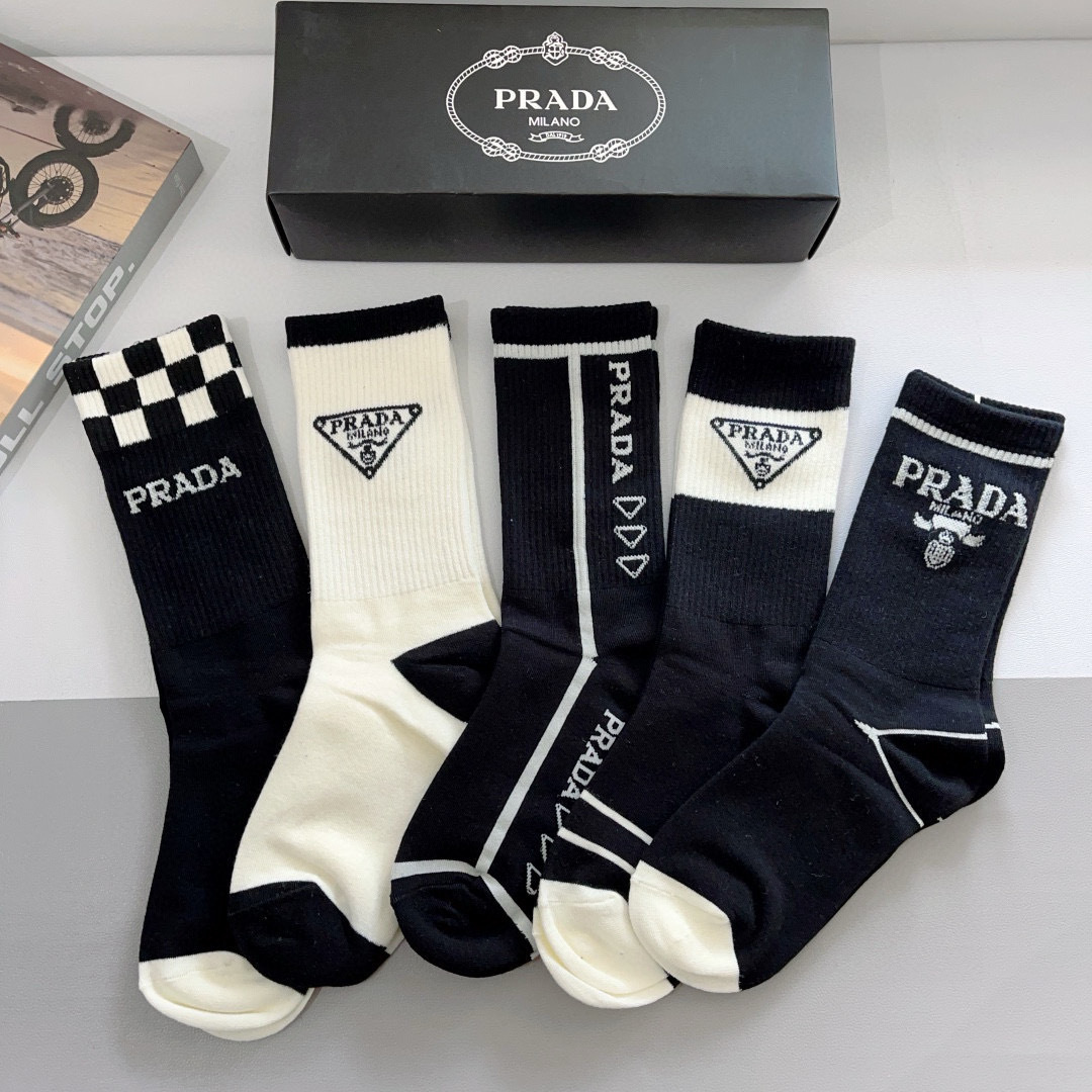 （一盒5双）
PRADA（普拉达） 新款高端纯棉材质长筒袜子！爆款字母专柜同步小腿袜袜，💛大牌出街，潮人