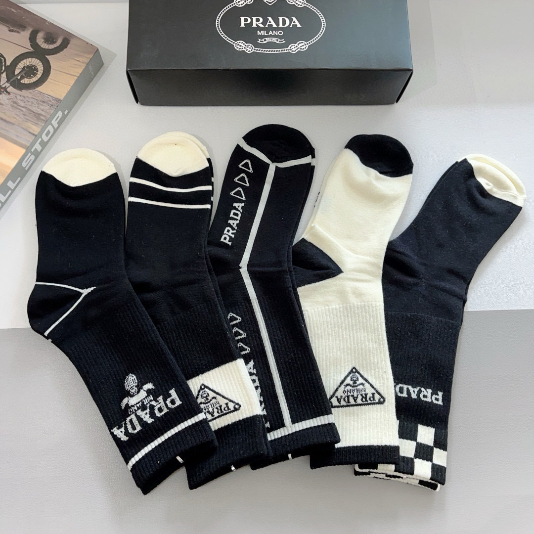 （一盒5双）
PRADA（普拉达） 新款高端纯棉材质长筒袜子！爆款字母专柜同步小腿袜袜，💛大牌出街，潮人