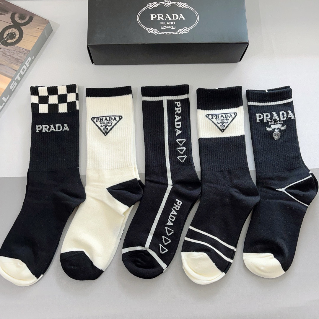 （一盒5双）
PRADA（普拉达） 新款高端纯棉材质长筒袜子！爆款字母专柜同步小腿袜袜，💛大牌出街，潮人