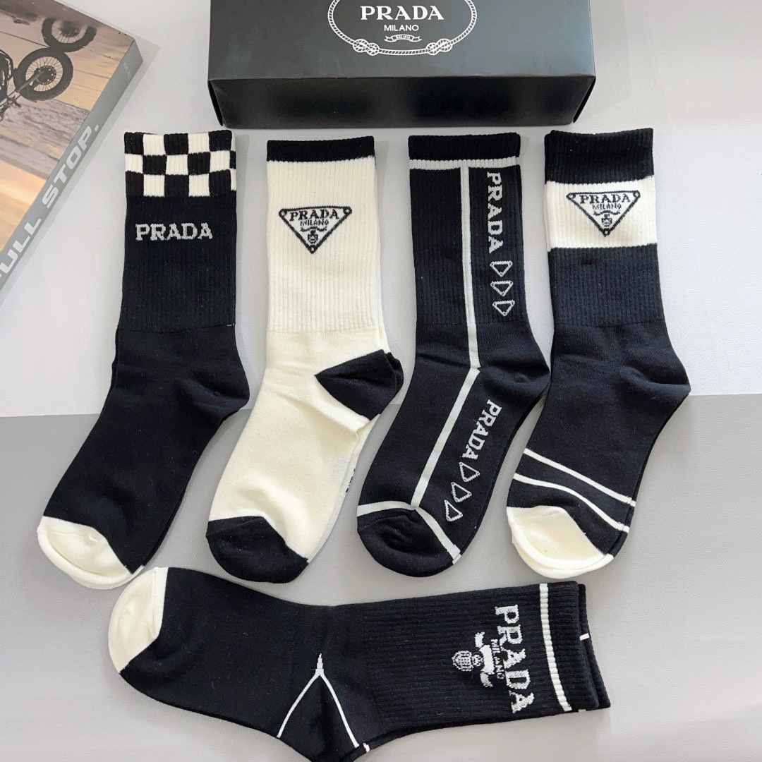 （一盒5双）
PRADA（普拉达） 新款高端纯棉材质长筒袜子！爆款字母专柜同步小腿袜袜，💛大牌出街，潮人